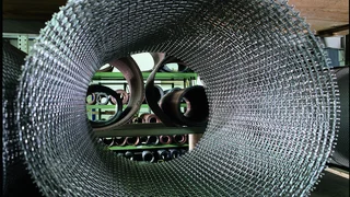 Blick durch eine Geweberolle im Lager