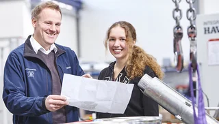 Ausbilder und Studierende in der Produktion