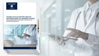Un médecin avec une tablette, des symboles médicaux et une brochure de Haver & Boecker sur l'application des treillis métalliques fins en technologie médicale.