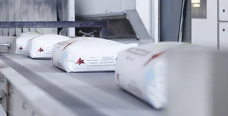 Clean bags on the discharge belt