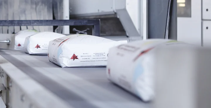 Clean bags on the discharge belt