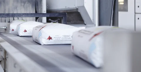 Clean bags on the discharge belt