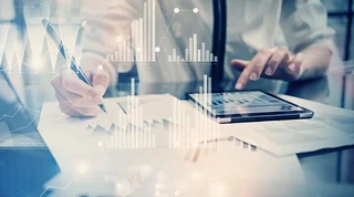 Ein Mann wertet die Leistungsdaten mit einem Tablet aus.