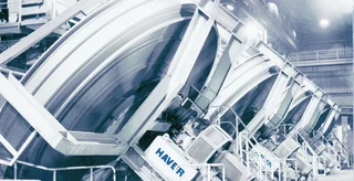 Vier Pelletierteller zum Agglomerieren von pulverförmigen Primär- und Sekundärstoffen nebeneinander montiert in einem Werk.